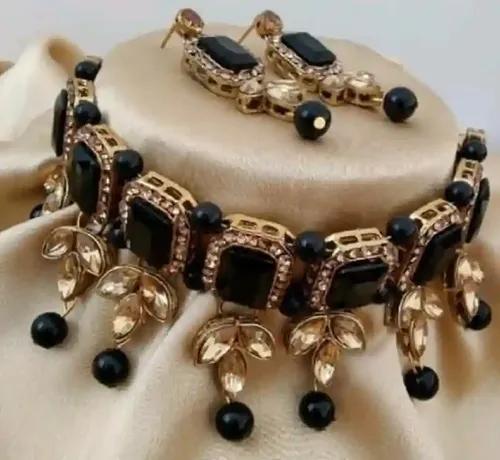 Elegant Design Jewellery Set - Black